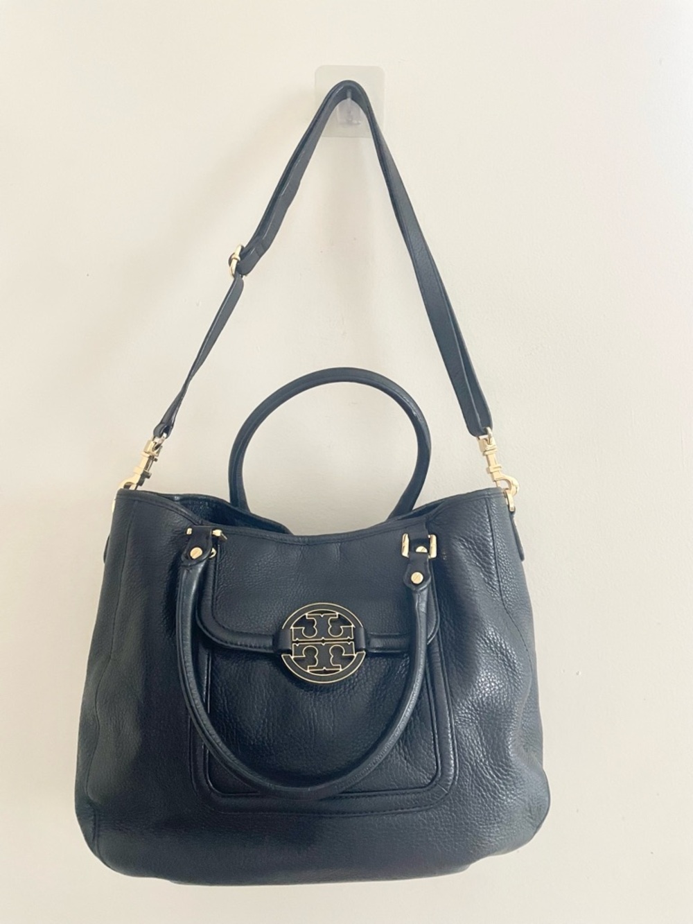 Tory Burch Black Leather Shoulder Bag with Gold Logo - Picture 6 of 12